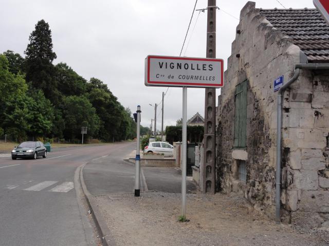 Courmelles (Aisne) city limit sign Vignolles