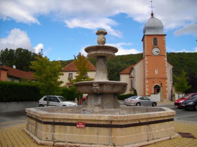 Fontaine de la Place de l'église à Mathay