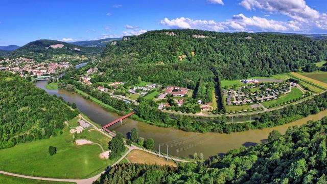 Vue générale sur le Doubs, le canal, la halte fluviale et le camping.
