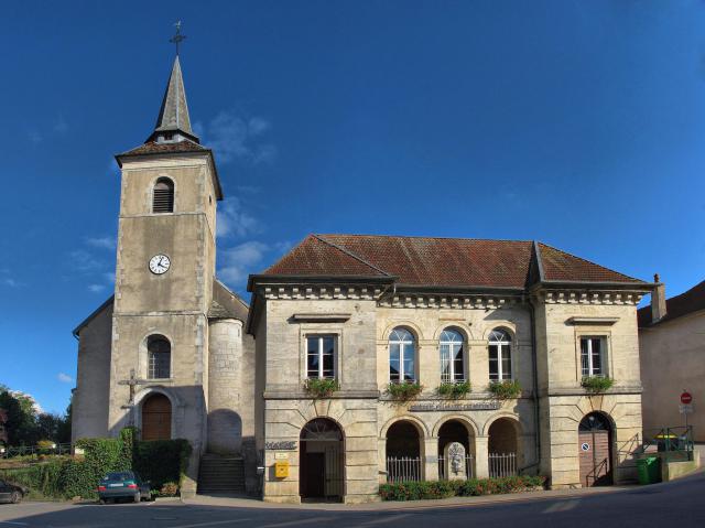 La mairie-lavoir et l'église