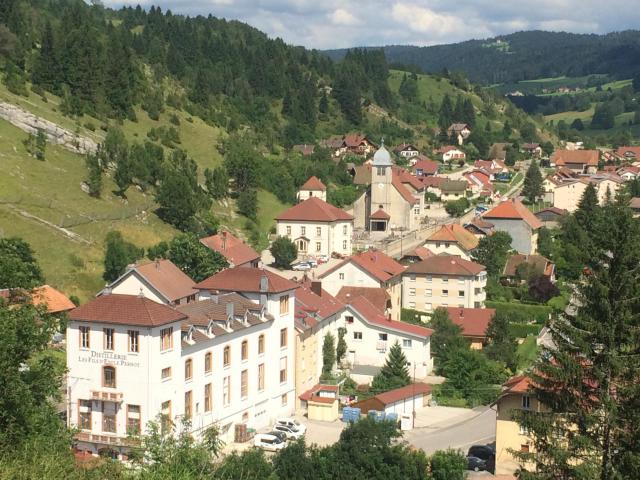 Vue du centre-ville de La Cluse-et-Mijoux (Doubs) avec à gauche la Distillerie les fils d'Émile Pernot
