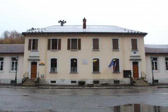 Mairie de Chézery-Forens.