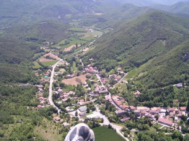 Survol de Peyrus en parapente
