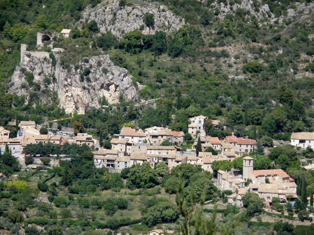 La Roche-sur-le-Buis (Drôme, France). Vue générale du bourg-centre. avec l'église Saint-Christophe en bas à droite, et le château sur son…