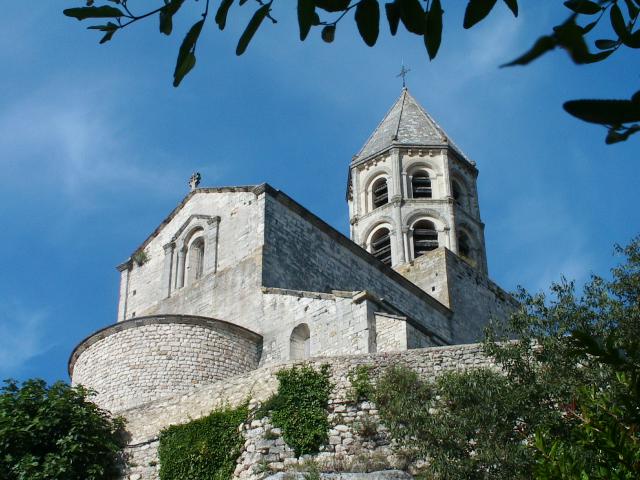 Eglise Saint-Michel de La Garde-Adhémar (FR-26) vue côté jardin botanique