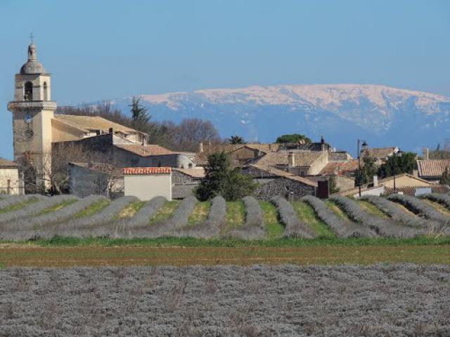 Village des granges gontardes et montagne de la lance enneigée en drôme provençale