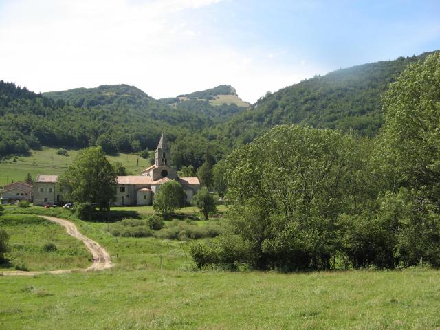 Paysage du Vercors avec l'abbatiale de Léoncel (fondée au XIIème siècle) France, département de la Drôme