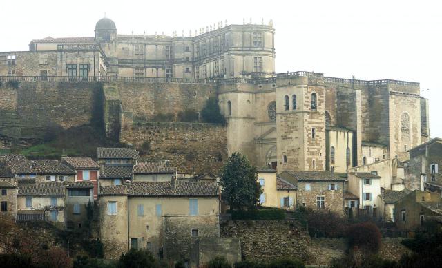 Château de Grignan, ailes sur la cour du puits, et collégiale Saint-Sauveur