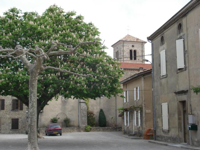 village de Ratières dans la Drôme des collines