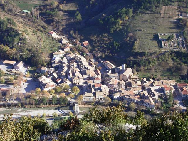 village de Rémuzat vu du rocher du Caire