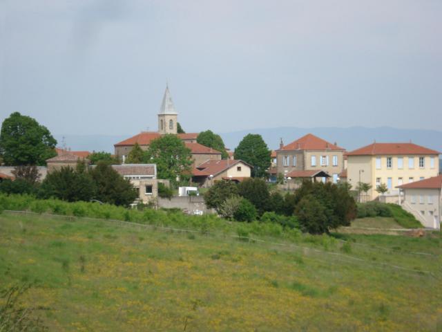 vue du village de Saint-Avit dans la Drôme des collines