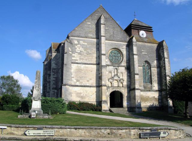 Chouy (Aisne, France) - L'église et le monument-aux-morts. La façade de l'église est ornée de 6 niches (aujourd'hui dépourvues de statues)…