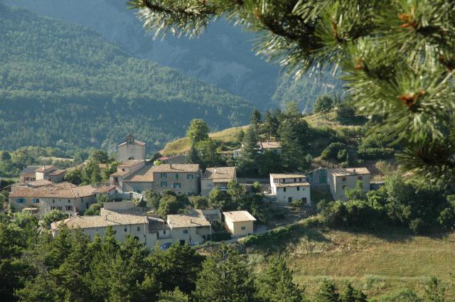 Vue générale du village de Jonchères dans le département de la Drôme en 2011.