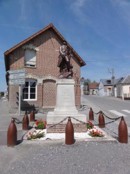 Landifay-et-Bertaignemont (Aisne) monument aux morts