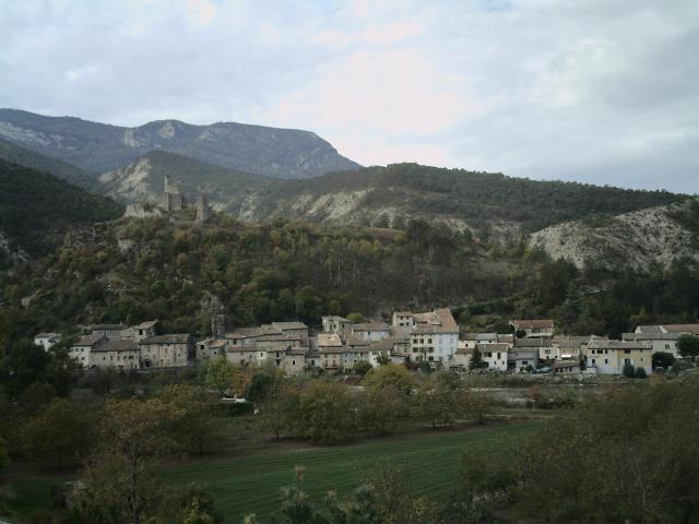 Village de Pontaix, avec les ruines du château