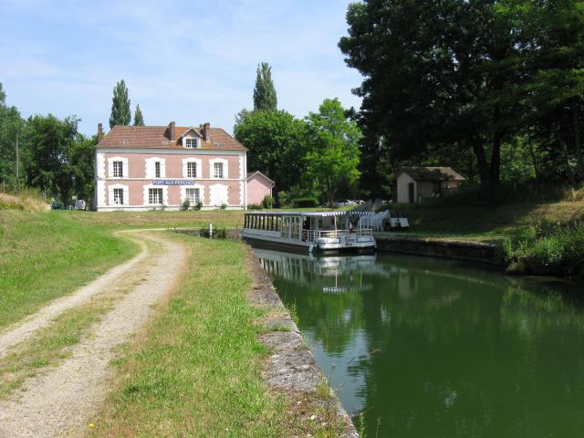 Halte fluviale "Le port aux perches". (Silly-la-Poterie département de l'Aisne, région Picardie).