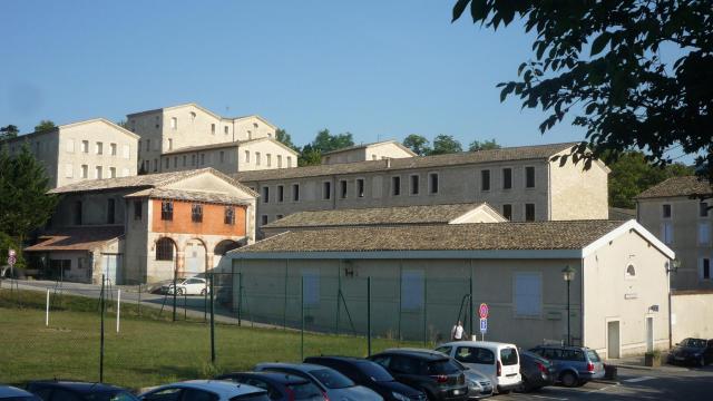 Vue sur les Logement Sociaux de Blacons, avec la Mairie au centre, et la salle communale au premier plan.