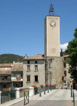 Mollans-sur-Ouvèze (Drôme, France). Beffroi et pont sur l'Ouvèze.