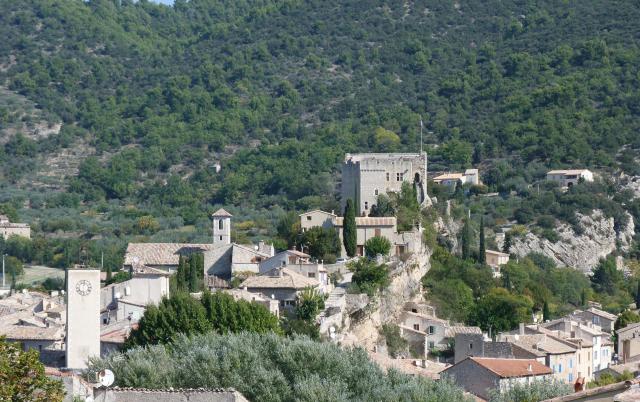 Le village de Mollans-sur-Ouvèze (Drôme), vu du Sud