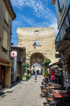 Chabeuil (Drôme, France), porte fortifiée, vue de l’intérieur de la ville