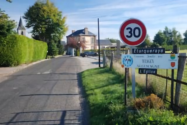 2010-09-20_Eturqueraye - Entrée du village