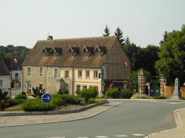 Ultime vestige de l'abbaye Notre-Dame de Lyre, aujourd'hui transformé en gîte. Une grande partie du film Le Trou Normand (réalisé par Jean…