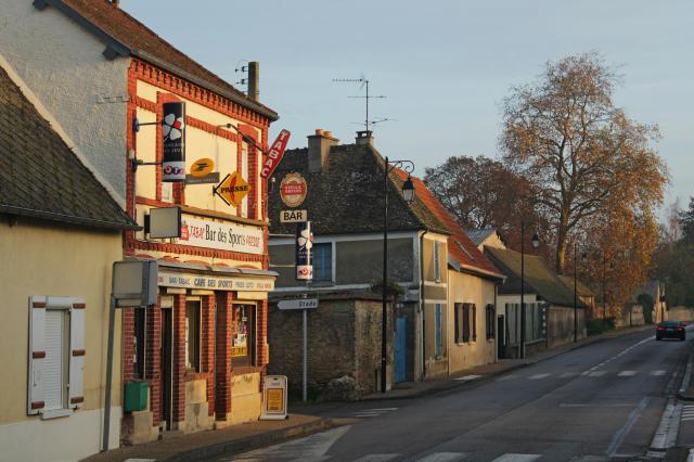 Route principale et café de Vesly (Eure)