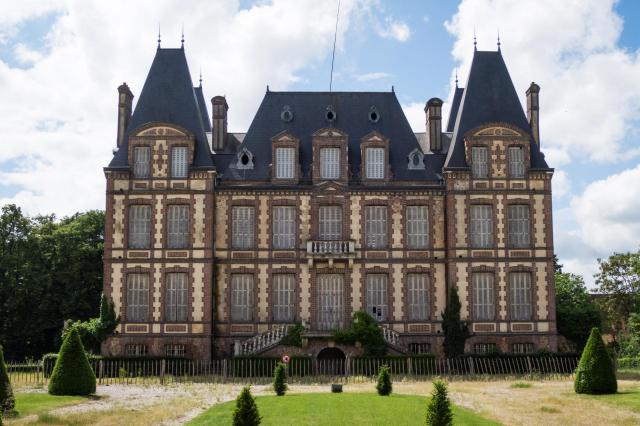 Vue du château des Bois-Francs, dans le domaine de Center Parcs "Les Bois- Francs" (Les Barils, Eure, Normandie, France )
