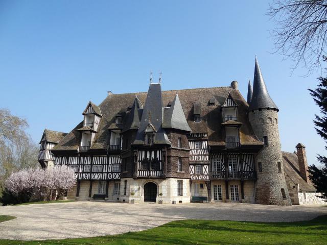 Le château de Saint-Hilaire, tel qu'il se présente au visiteur, à Louviers.