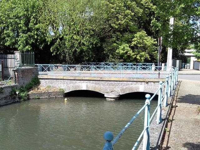 Pont sur la rivière Eure à Louviers (27) - Extrémité de la rue des Quatre-Moulins ; intersection rue du Gril - avril 2017.