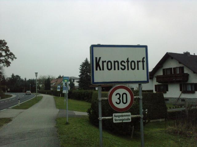 Panneau à l'entrée du village de Kronstorf (Autriche), jumelé avec Bourth.