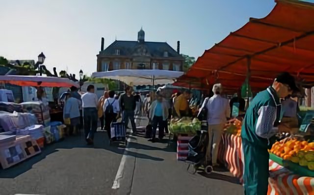 France-Normandie-le marché de Pacy sur Eure- la mairie au fond