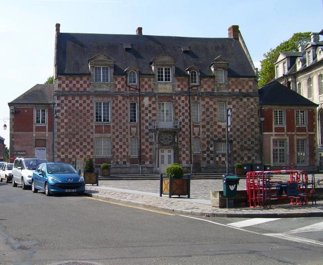 Rückseite des Museums von Bernay (Departement Eure, Haute-Normandie, Frankreich). Es befindet sich seit 1891 in den Räumen der alten…