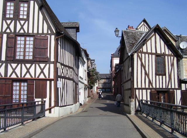 Maisons à la colombage à Bernay (Eure, France). Pont sur la Charentonne à l'ancienne porte de ville (porte de Boucheville/porte de Paris).
