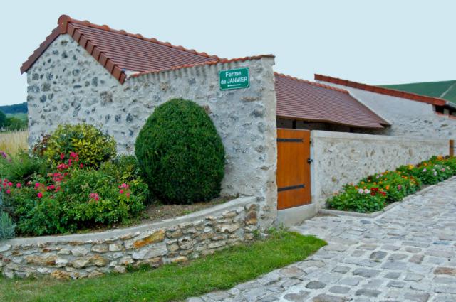 Le lavoir principal au coin de la route de janvier