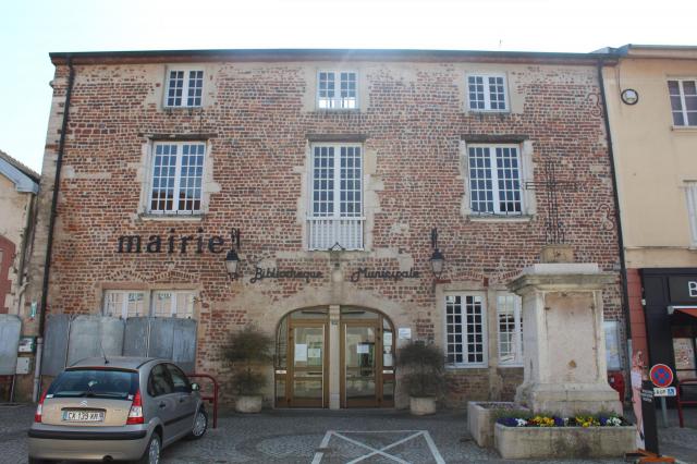 Mairie de Saint-Trivier-de-Courtes.