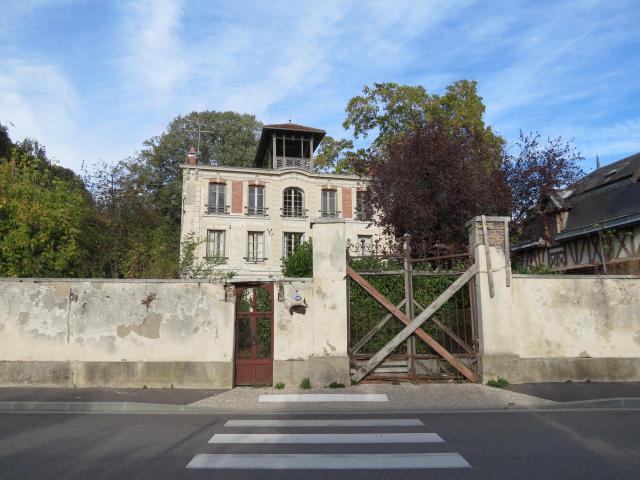 Maison face à l'église à Port-Mort.