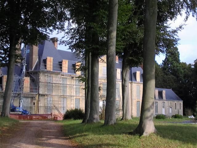 Tosny (Eure) - Le château en façade, rue Saint-Sulpice.