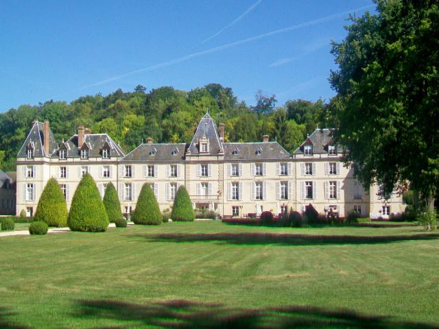 Le château d'Aveny au hameau du même nom, façade sud.