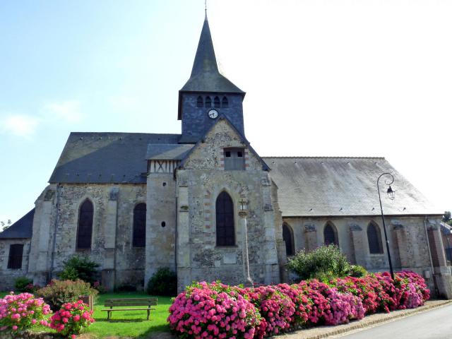 Église Saint-Sulpice de Forêt-la-Folie. Le monument commémore les tués du 7 novembre 1870 (Massacre de Forêt-la-Folie).