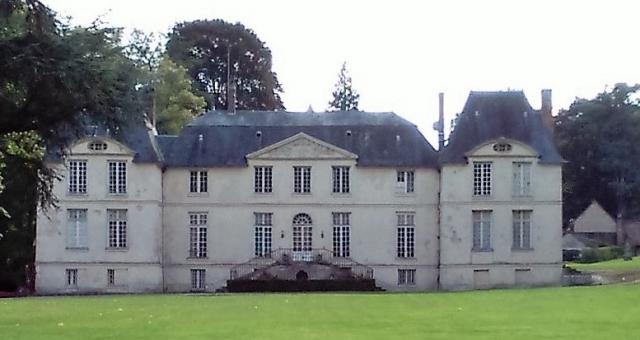 Vue rapprochée sur le château.