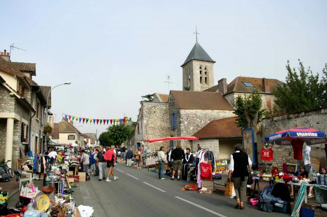 Grande rue de Villiers-en-Désoeuvre - Eure (France), vide-grenier