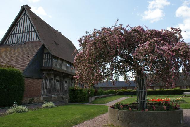 Manoir de Prémare ; le jardin public en avant-plan.