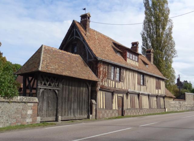 Ancienne auberge du Grand Chouquet Royal à Caumont (Eure, Normandie), sur la RD 675.