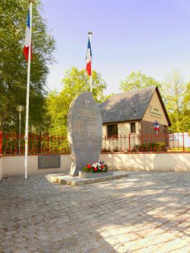 Monument aux Morts et Mairie de Caorches Saint-Nicolas